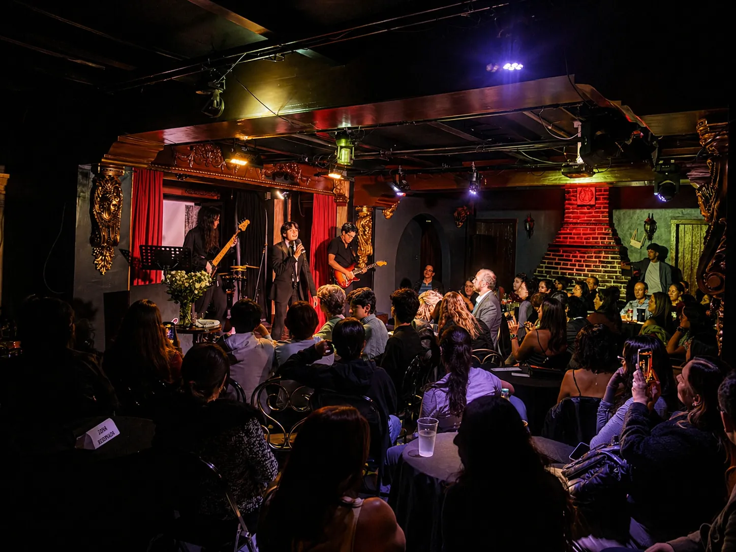Un concierto en el Foro Lanzilotti, con el público en mesas