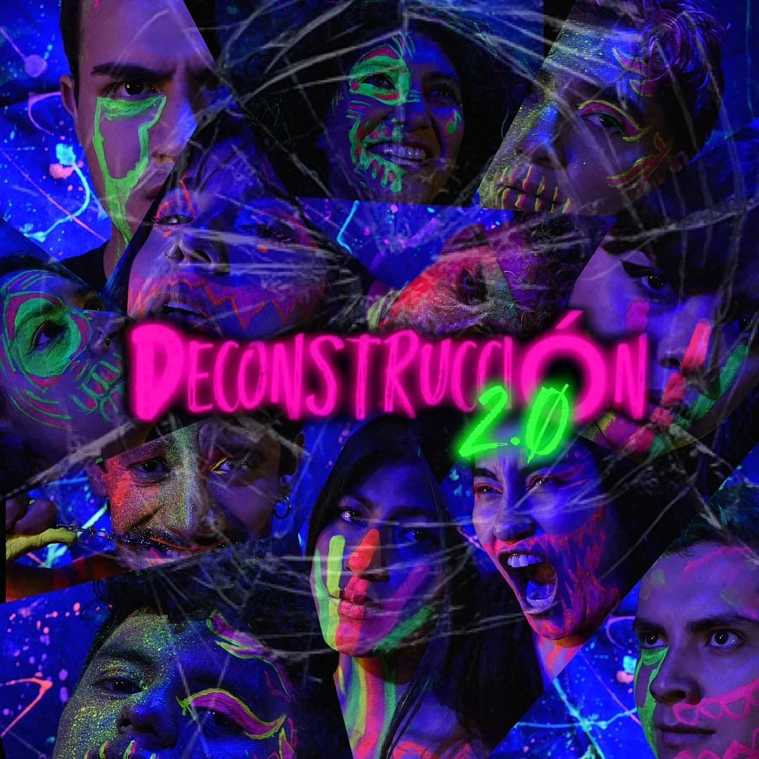 Cartel de Deconstrucción 2.0, de FeAsArtes Producciones: collage de una docena de rostros jóvenes pintados con trazos de pintura fluorescente verde, rosa y naranja sobre fondo azul de luz negra, cruzados por hilos blancos. El título en letras de neón rosa.