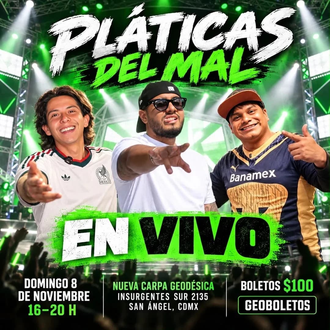 Cartel de Pláticas del Mal EN VIVO: los tres conductores del podcast —uno con jersey de México, uno con gorra y lentes de sol, uno con jersey de Pumas Banamex— posan sonrientes señalando a cámara frente a un escenario con luces verdes y público con los brazos en alto. Domingo 8 de noviembre, 16 a 20 h, Nueva Carpa Geodésica, boletos $100.