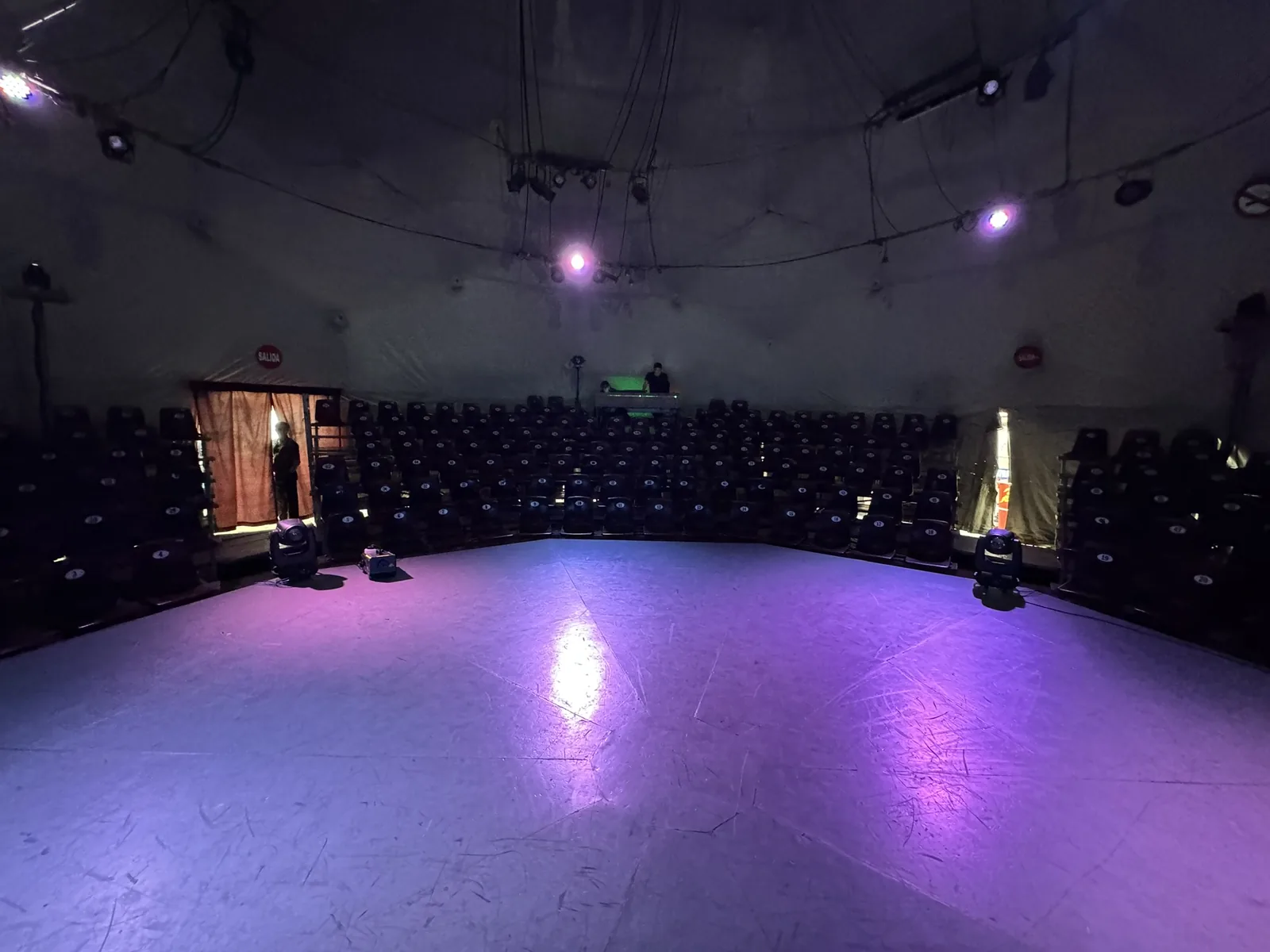 Interior del domo geodésico desde el escenario: la sala completa, sin columnas