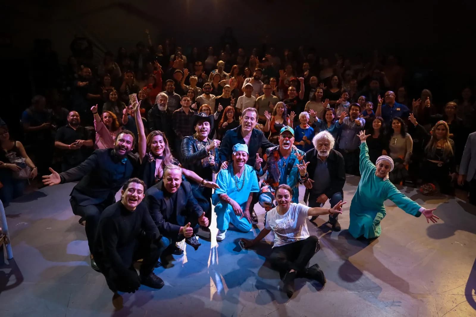 El elenco y el público llenando la Carpa al final de una función