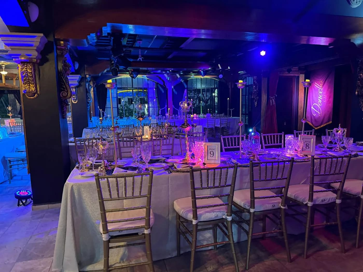 El Lanzilotti montado con mesas para un evento, bajo luces azules