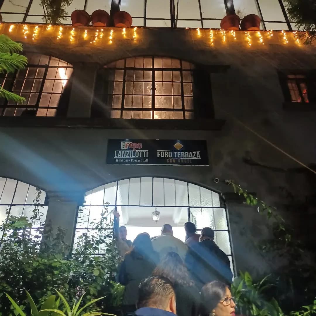 La entrada del recinto, con los letreros de Foro Lanzilotti y Foro Terraza